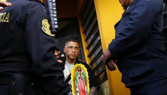 John Kelvin sale en libertad cargando su Virgencita de Guadalupe, luego de un año preso por agresión