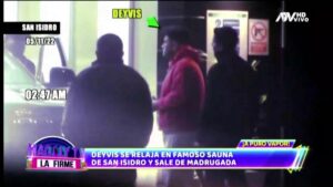 El cantante Deyvis Orosco fue captado saliendo de un sauna que ofrece ‘masajes tántricos con final feliz’