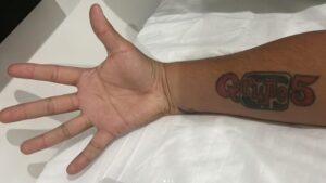 Lucho Cuéllar se hizo tatuaje en honor al Grupo 5